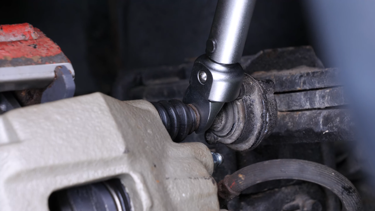 Put the lower slide pin and the stop rubber balancer back + Tightening