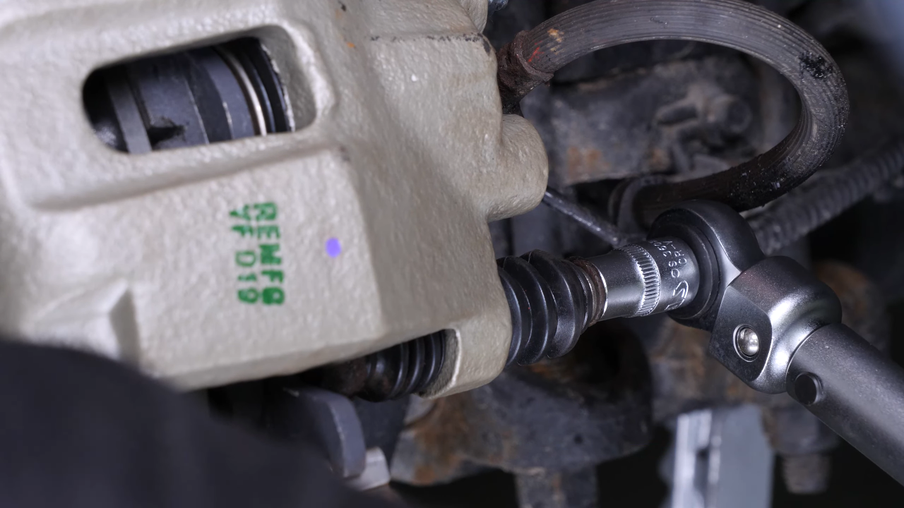 Put the lower slide pin and the stop rubber balancer back + Tightening
