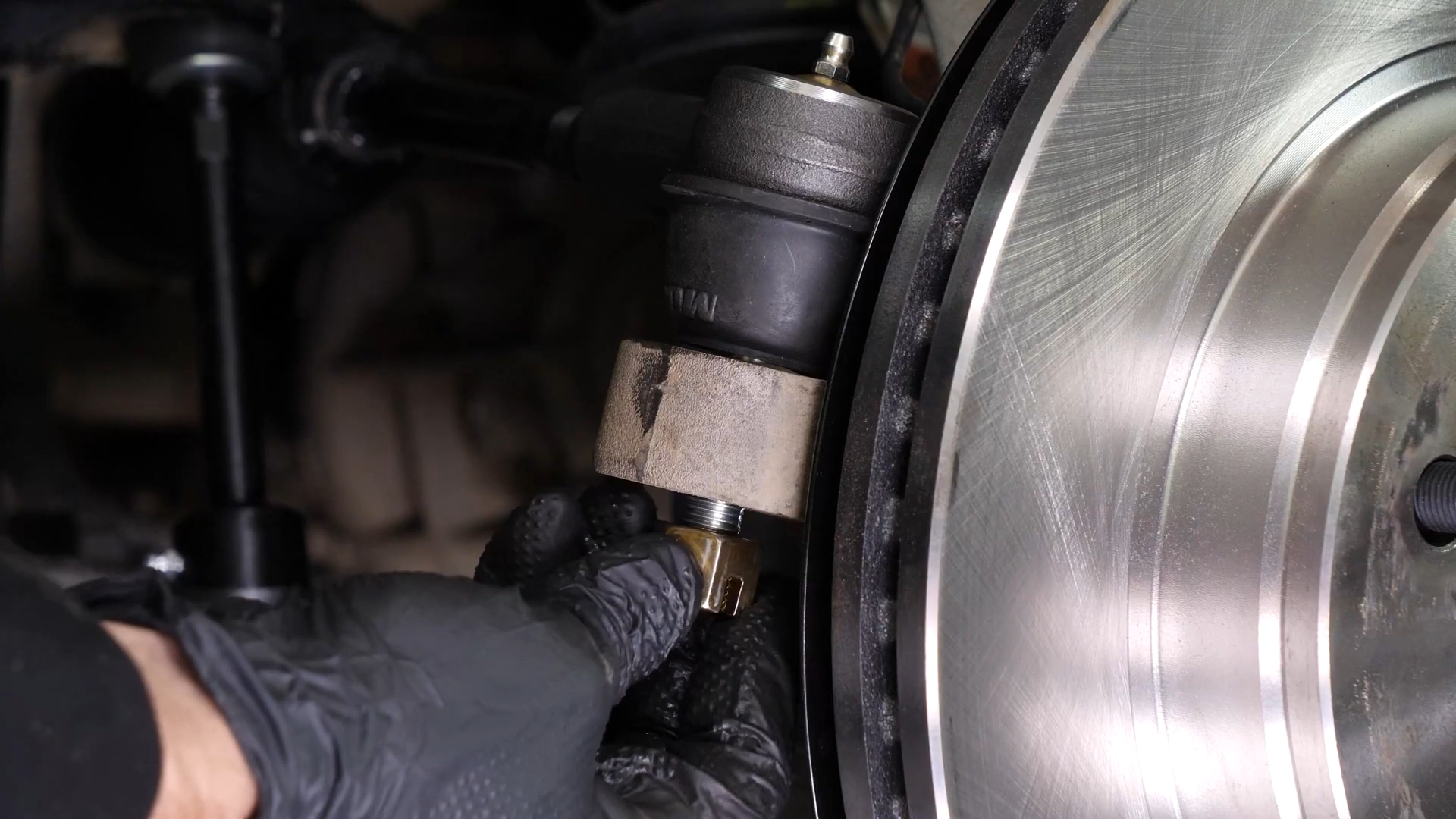 Install the outer tie rod holding nut