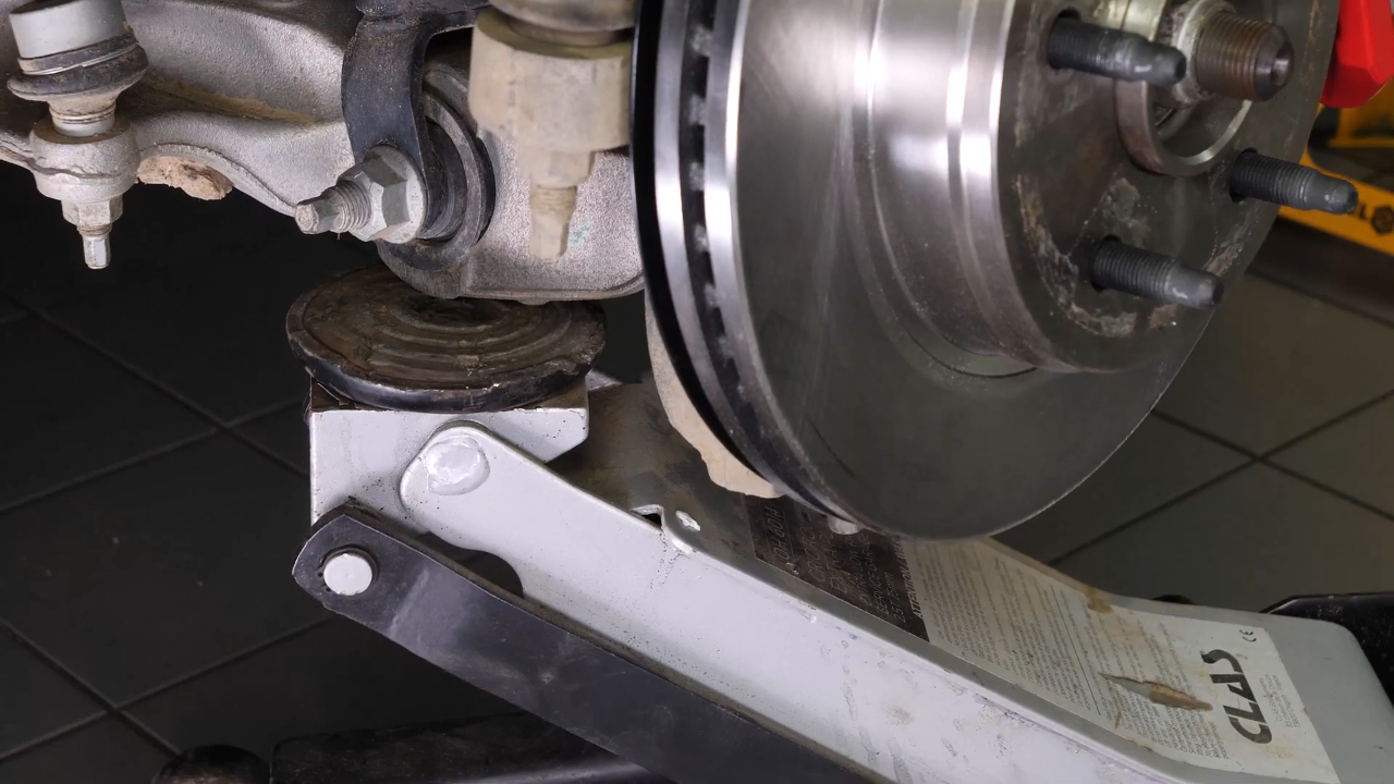 Unscrew the upper ball joint