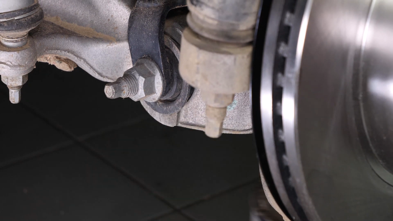 Unscrew the upper ball joint