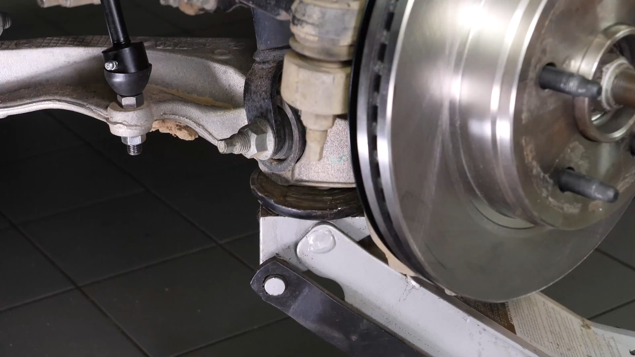 Unscrew the upper ball joint