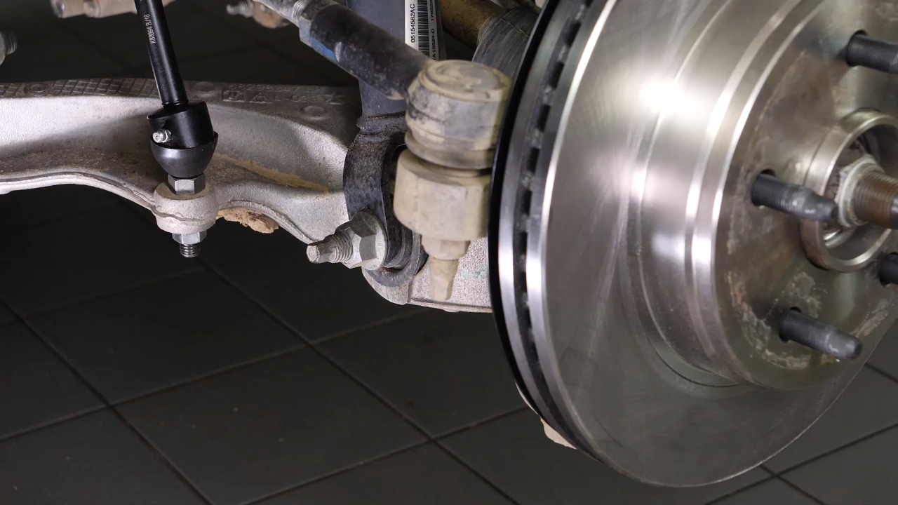 Unscrew the upper ball joint