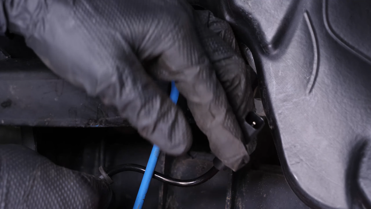 Reclip the cable in its housings