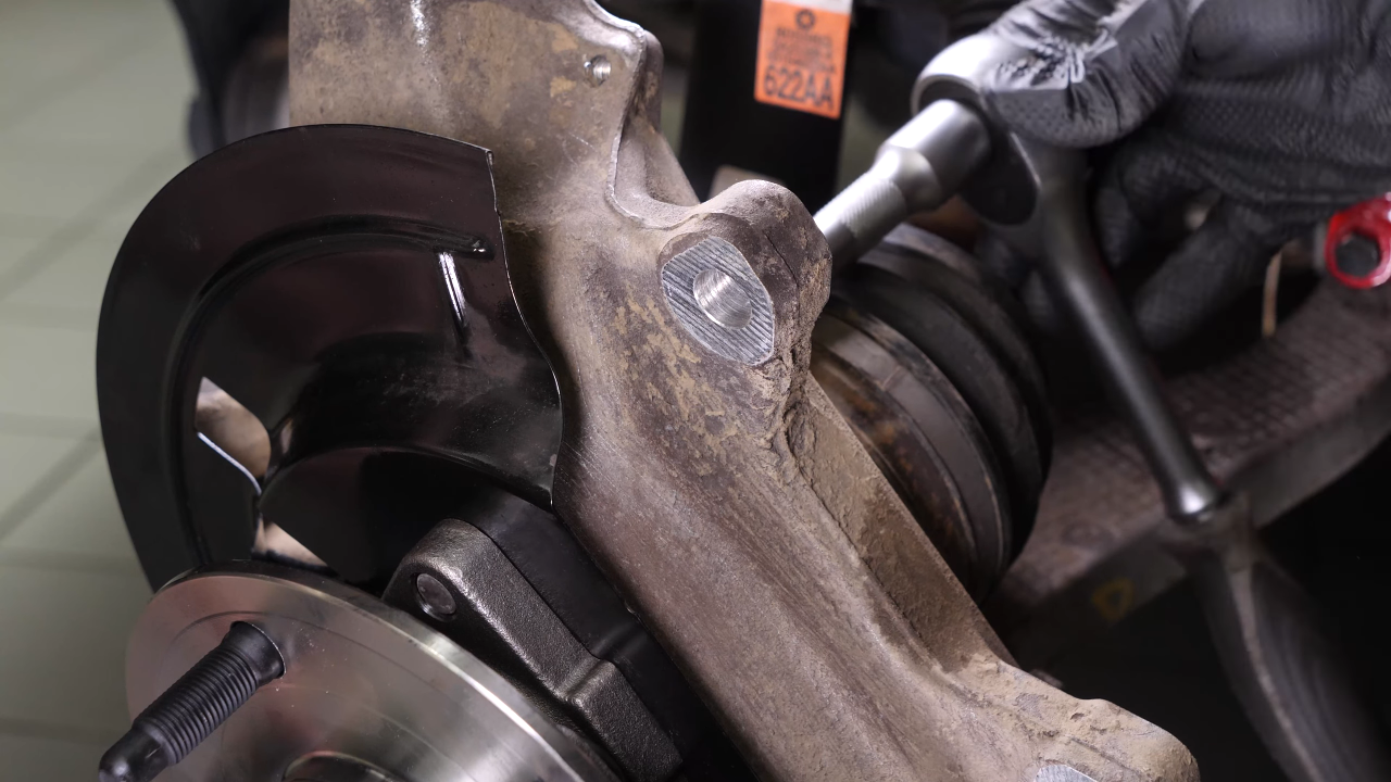 Manipulate the wheel hub