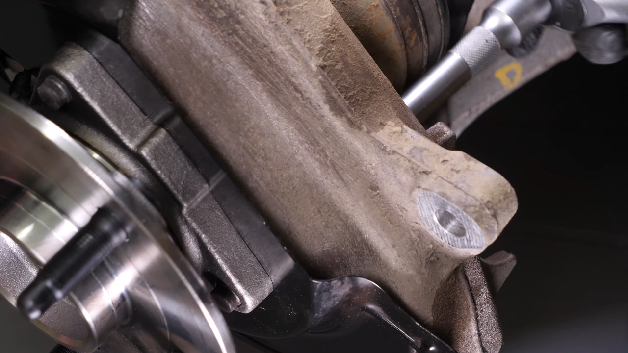 Manipulate the wheel hub