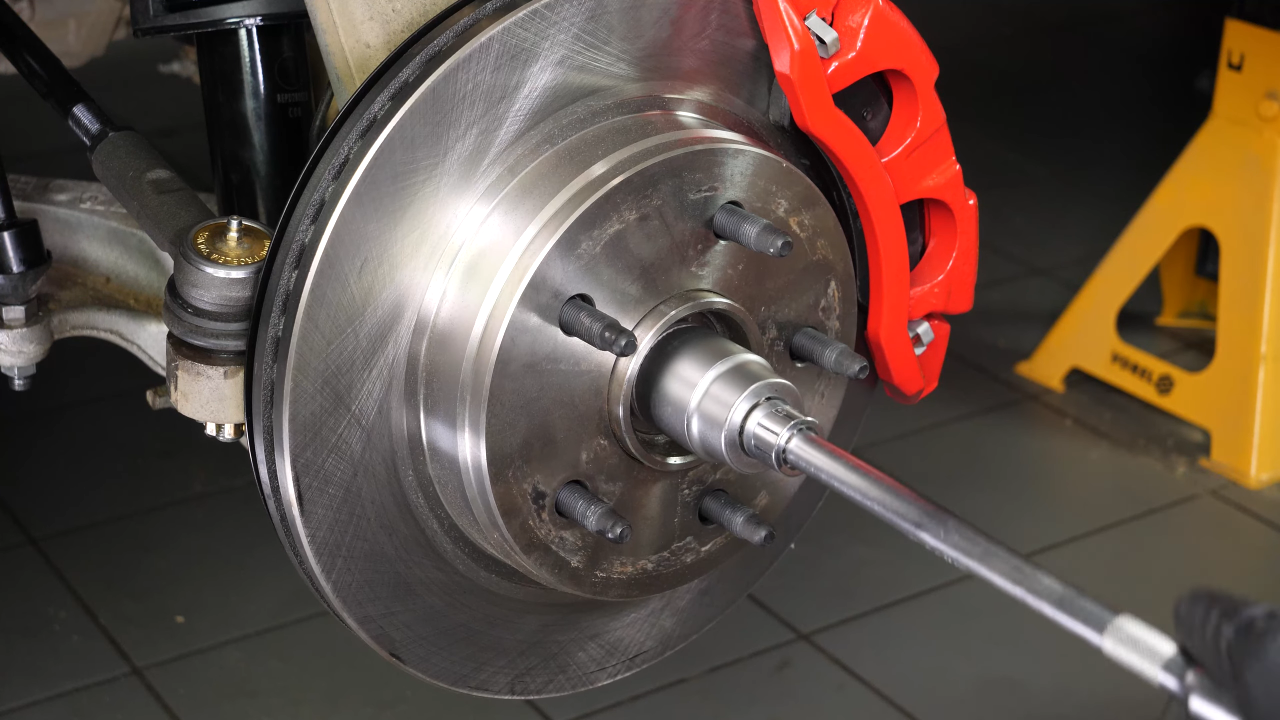 Unscrew the wheel hub nut