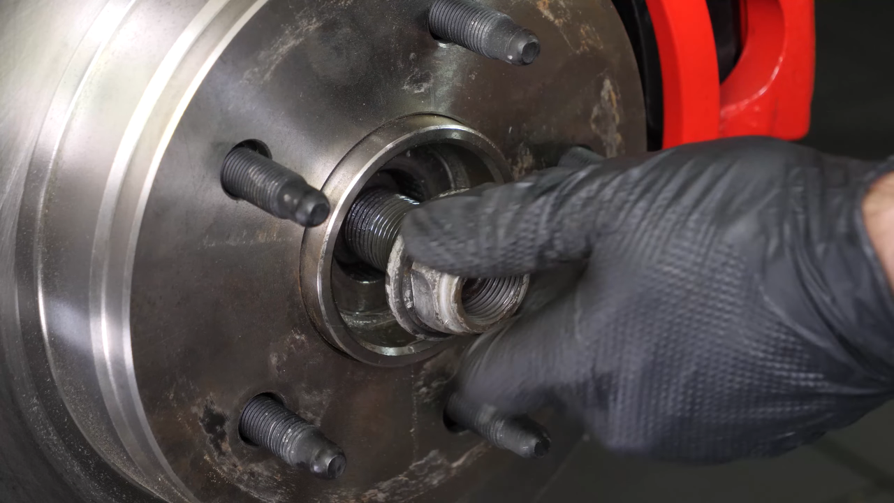 Unscrew the wheel hub nut