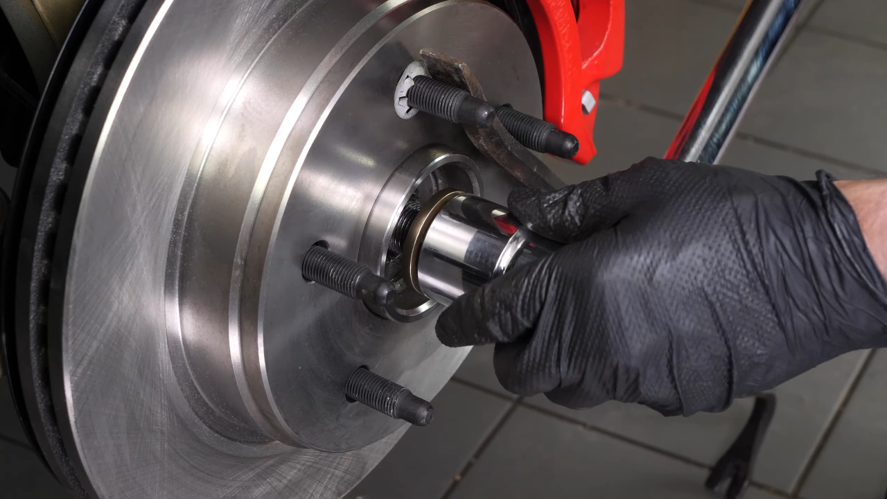 Screw the wheel hub back