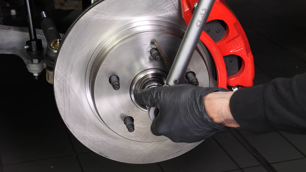 Screw the wheel hub back