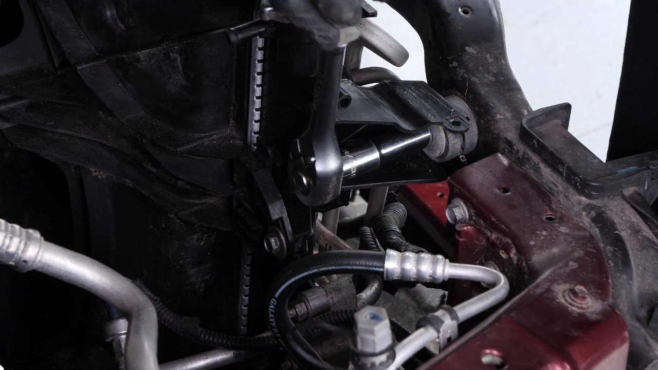 Remove the elements on the radiator bracket