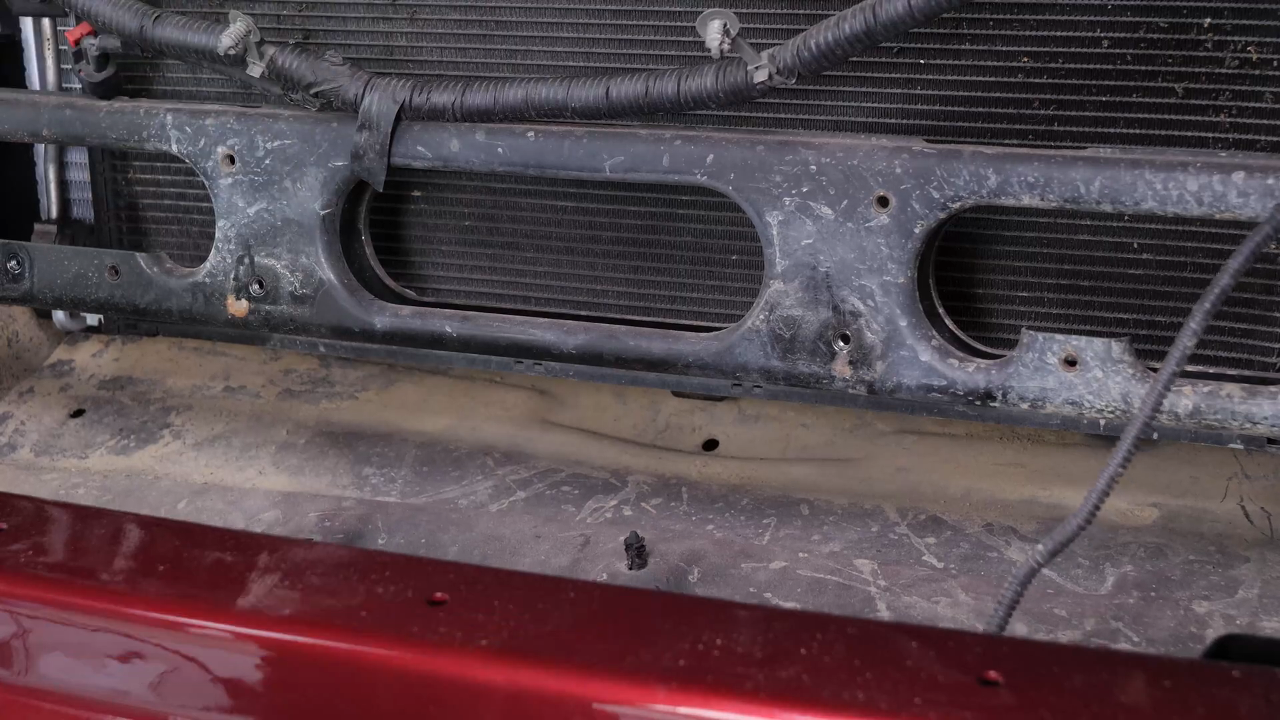 Remove the elements on the radiator bracket