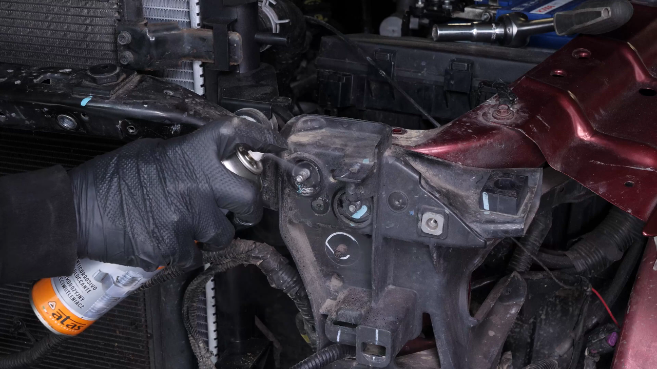 Remove the elements on the radiator bracket