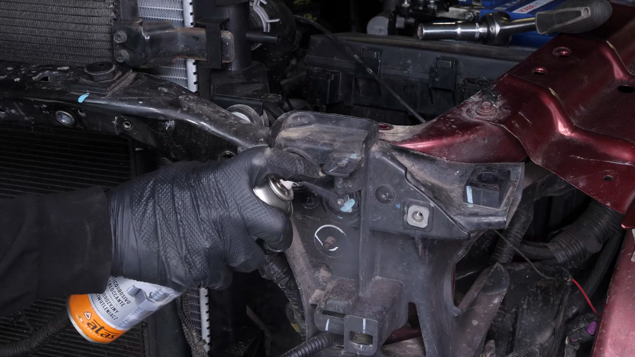 Remove the elements on the radiator bracket