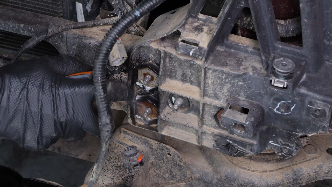 Remove the elements on the radiator bracket