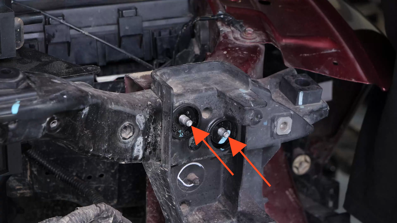Remove the elements on the radiator bracket
