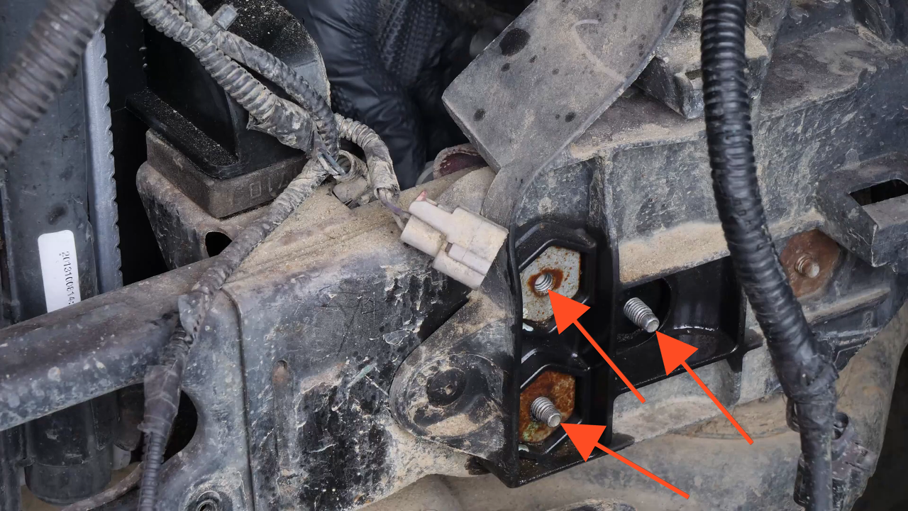 Remove the elements on the radiator bracket