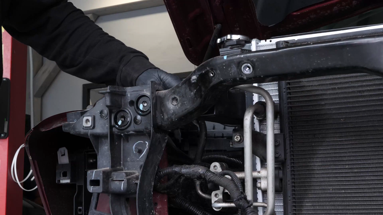 Remove the elements on the radiator bracket