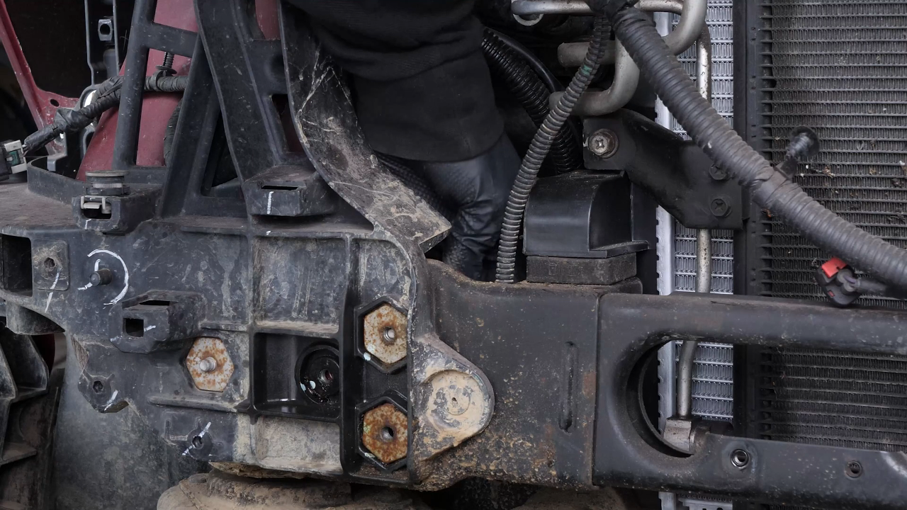 Remove the elements on the radiator bracket