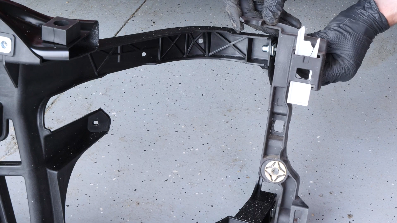Put the elements on the radiator bracket back