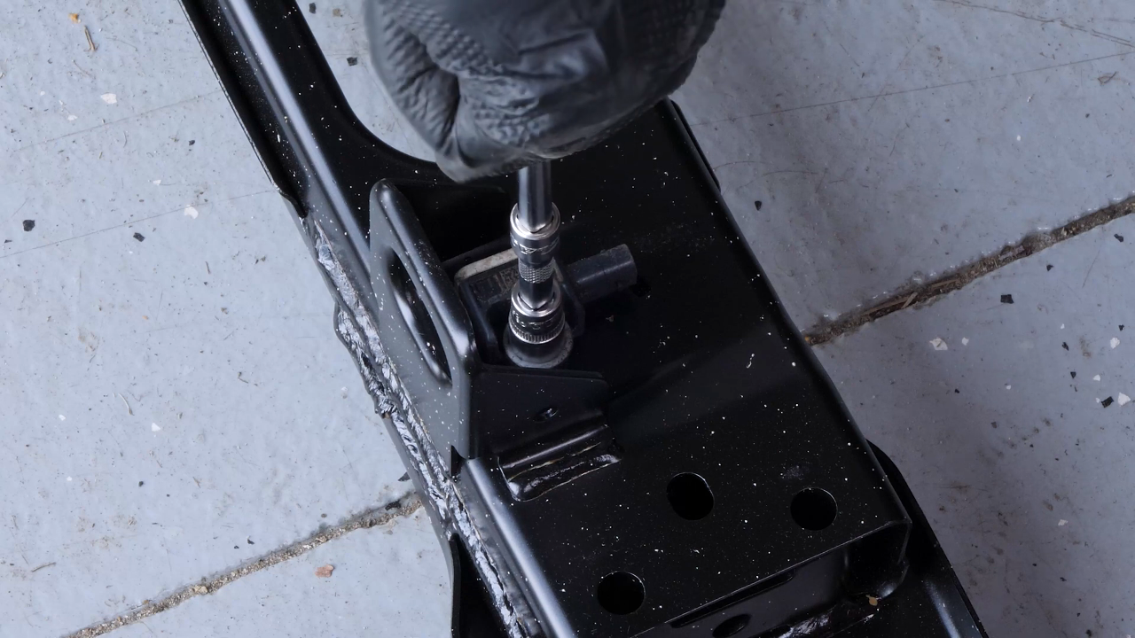 Put the elements on the radiator bracket back