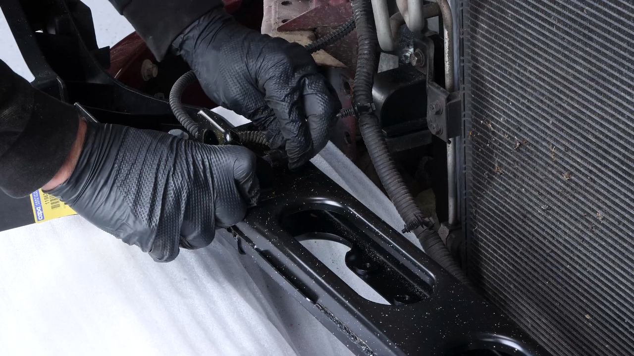 Put the elements on the radiator bracket back