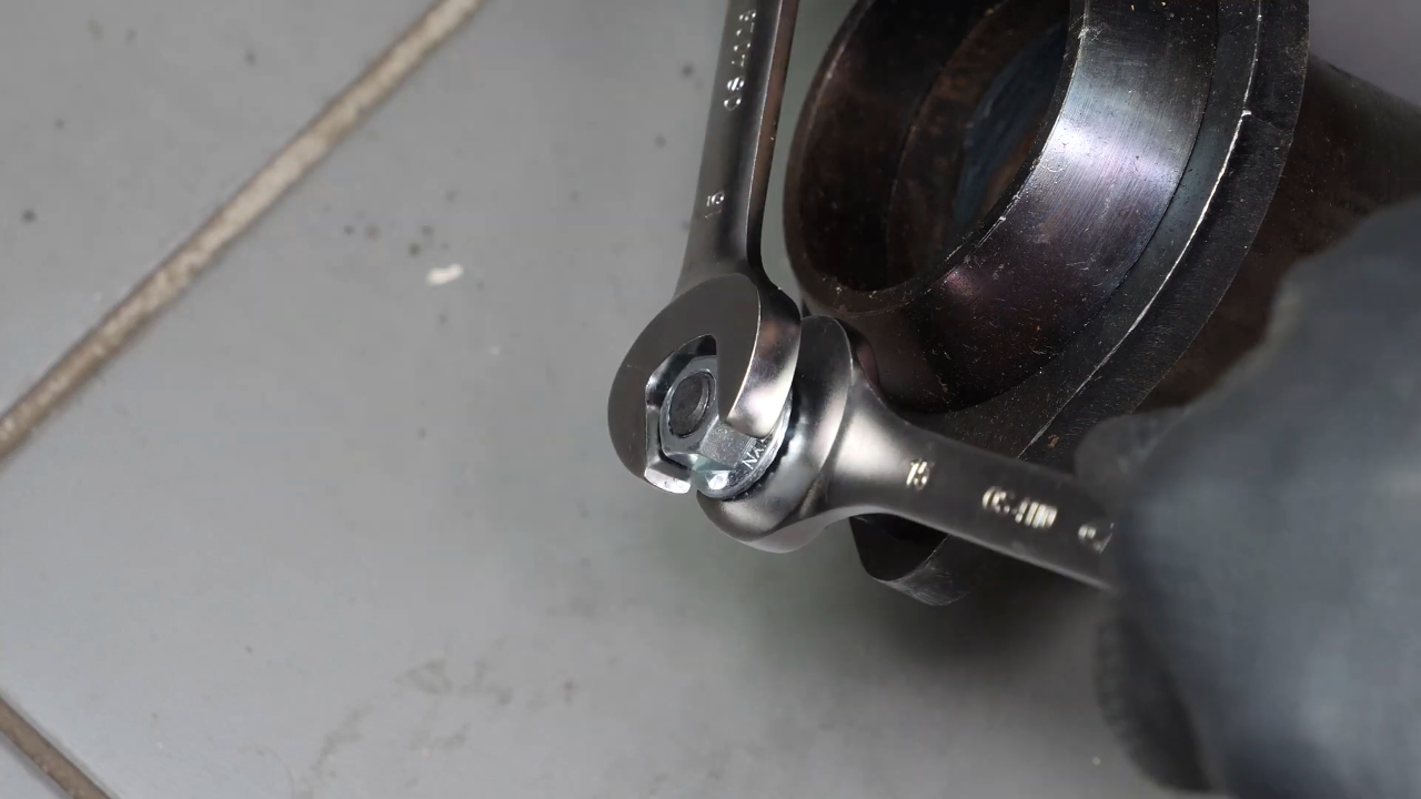 Prepare the installation of the new catalytic converter