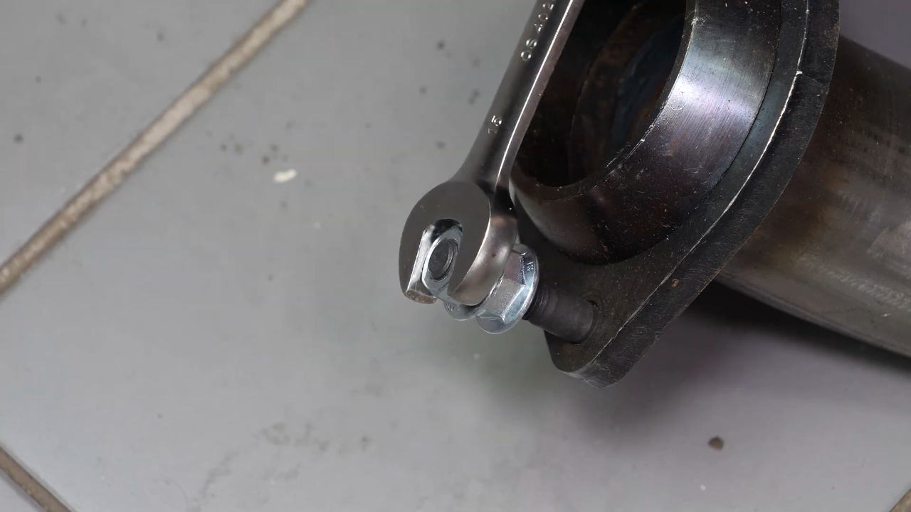 Prepare the installation of the new catalytic converter