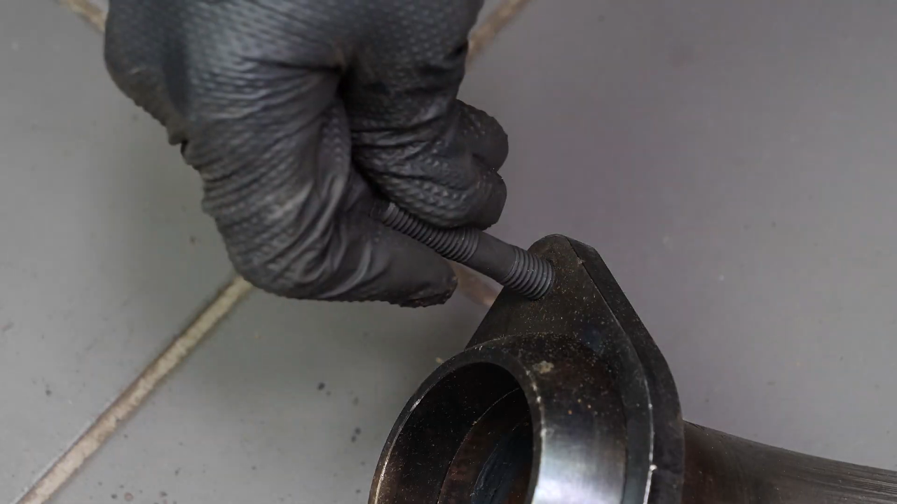 Prepare the installation of the new catalytic converter