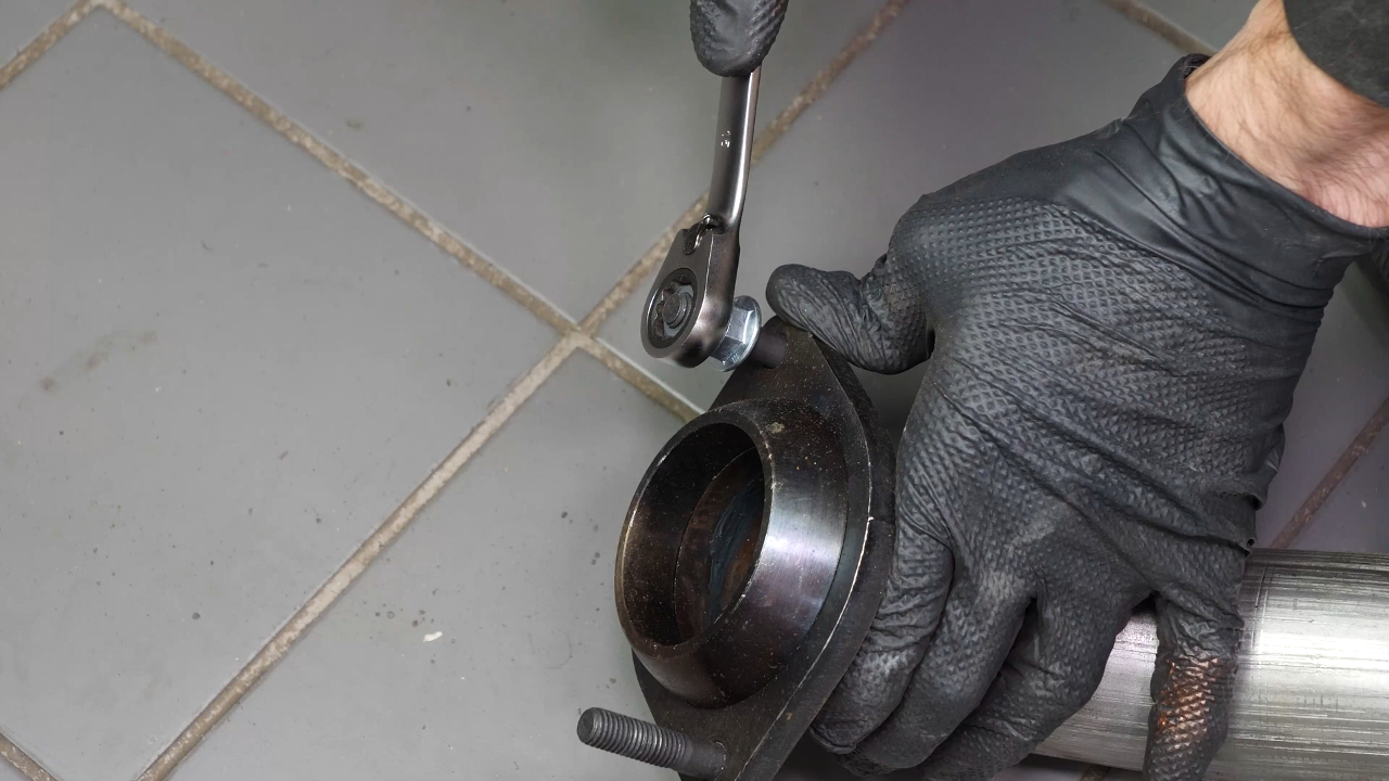 Prepare the installation of the new catalytic converter