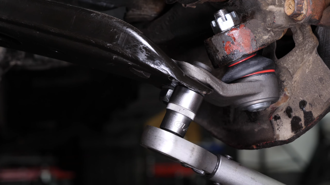 Put the ball joint back