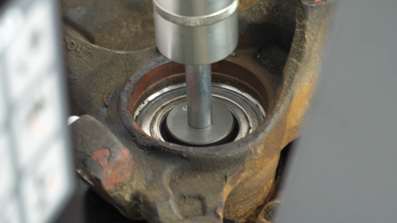 Manipulate the wheel hub