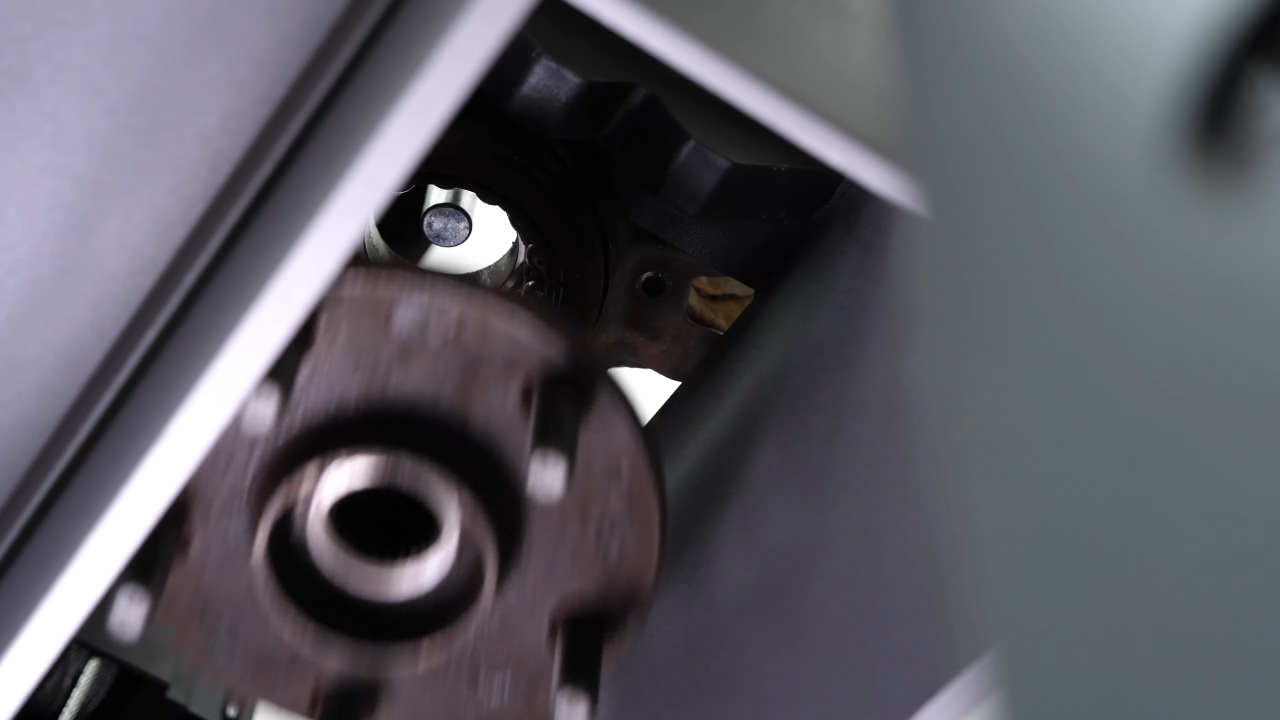Manipulate the wheel hub