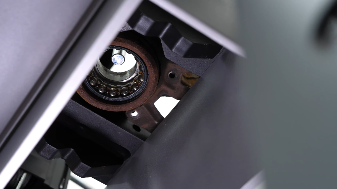 Manipulate the wheel hub