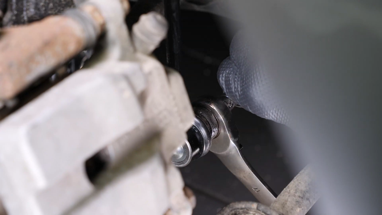 Install the new sway bar end link