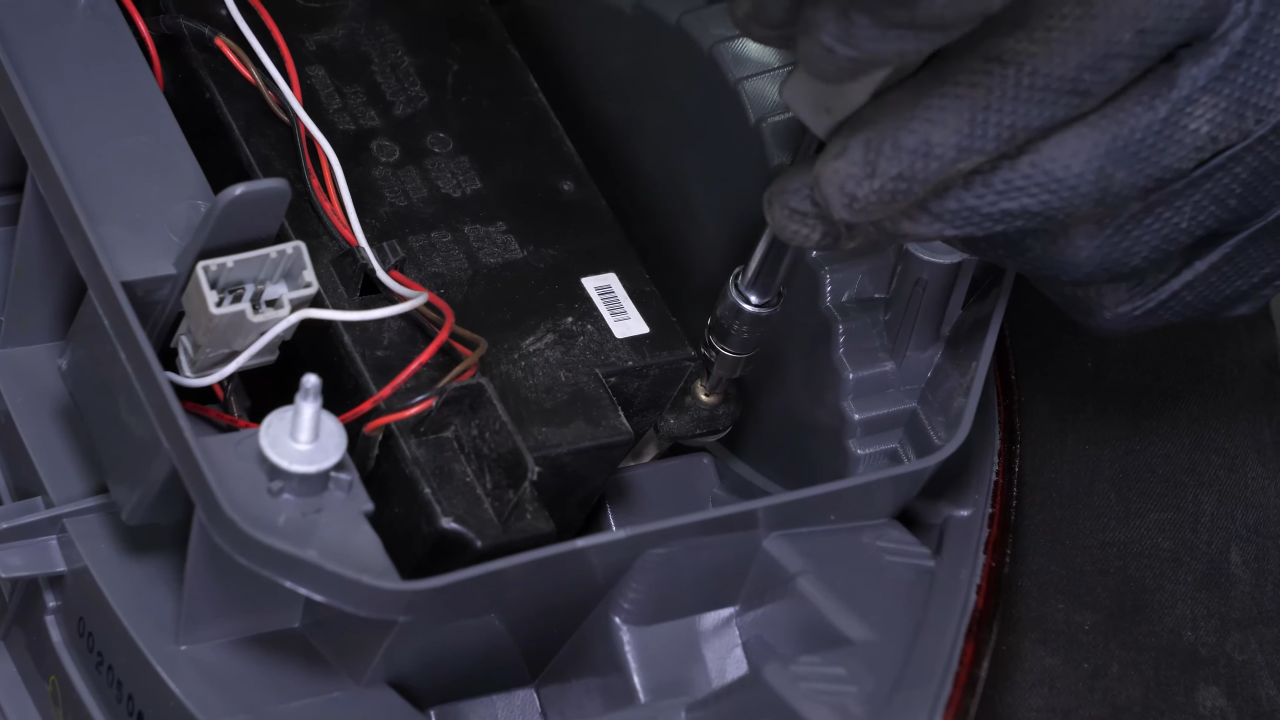 Reconnect the tail light