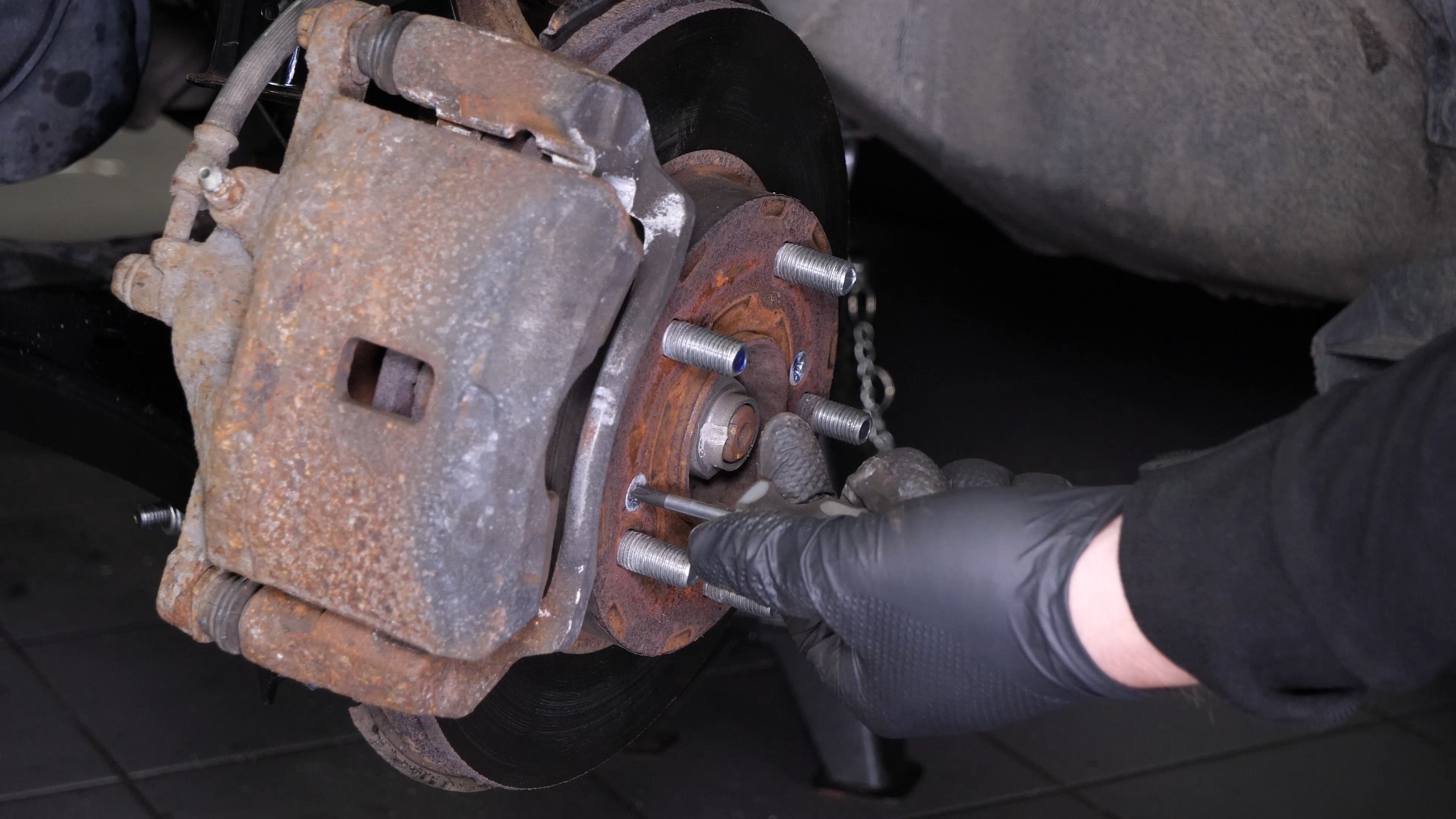 Loosen the brake disc