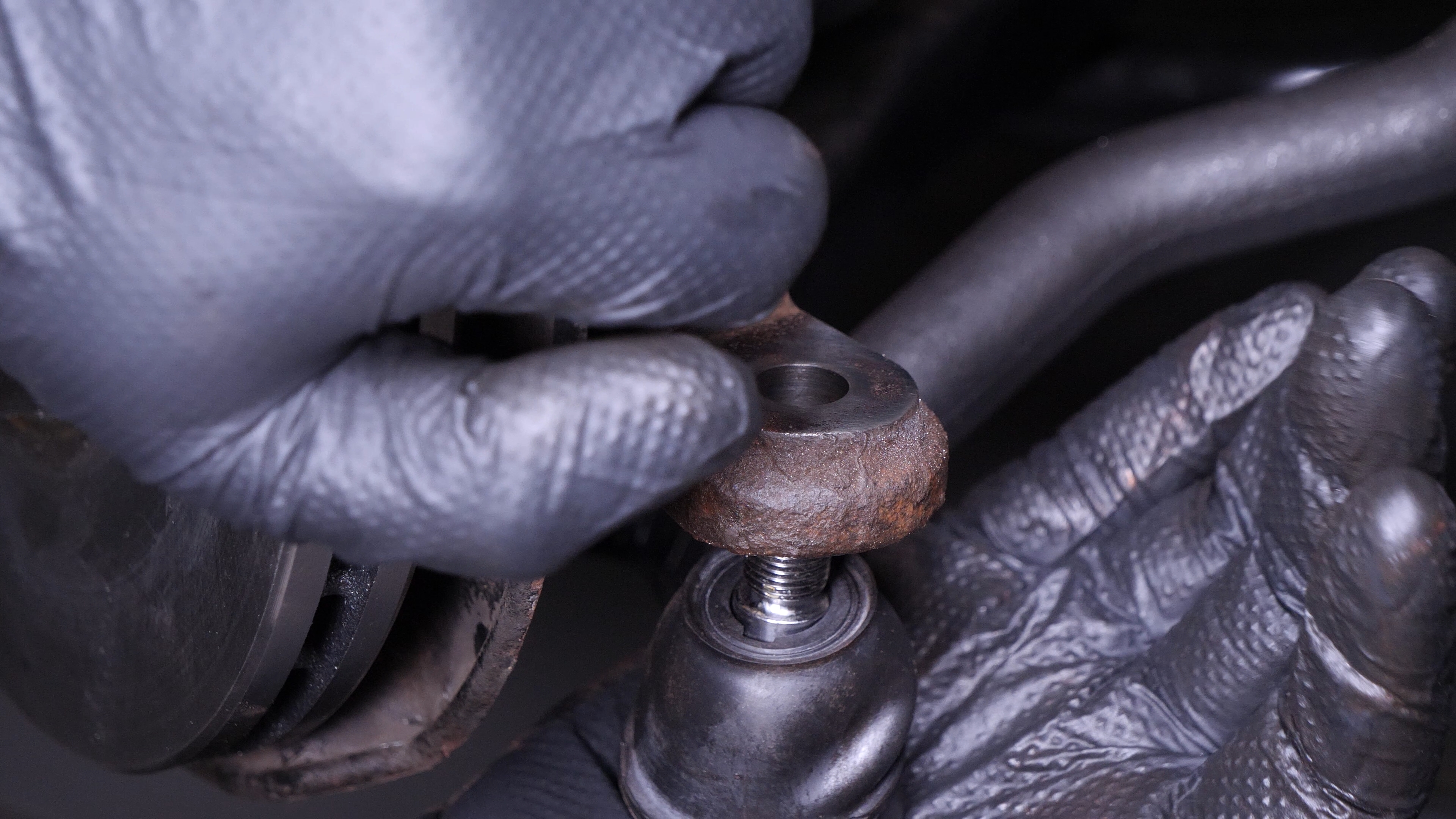 Finalise the tightening of the locknut