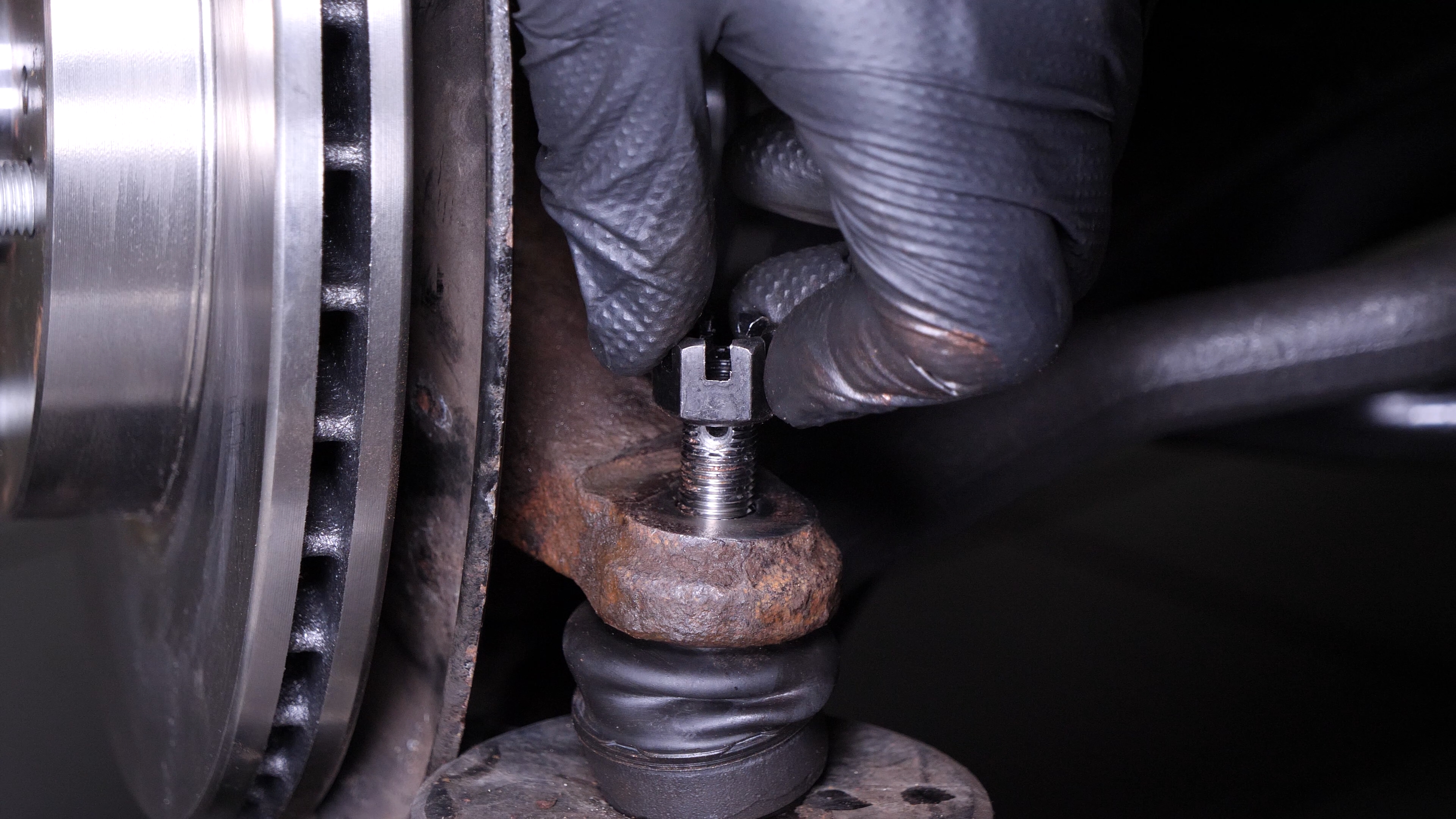 Finalise the tightening of the locknut