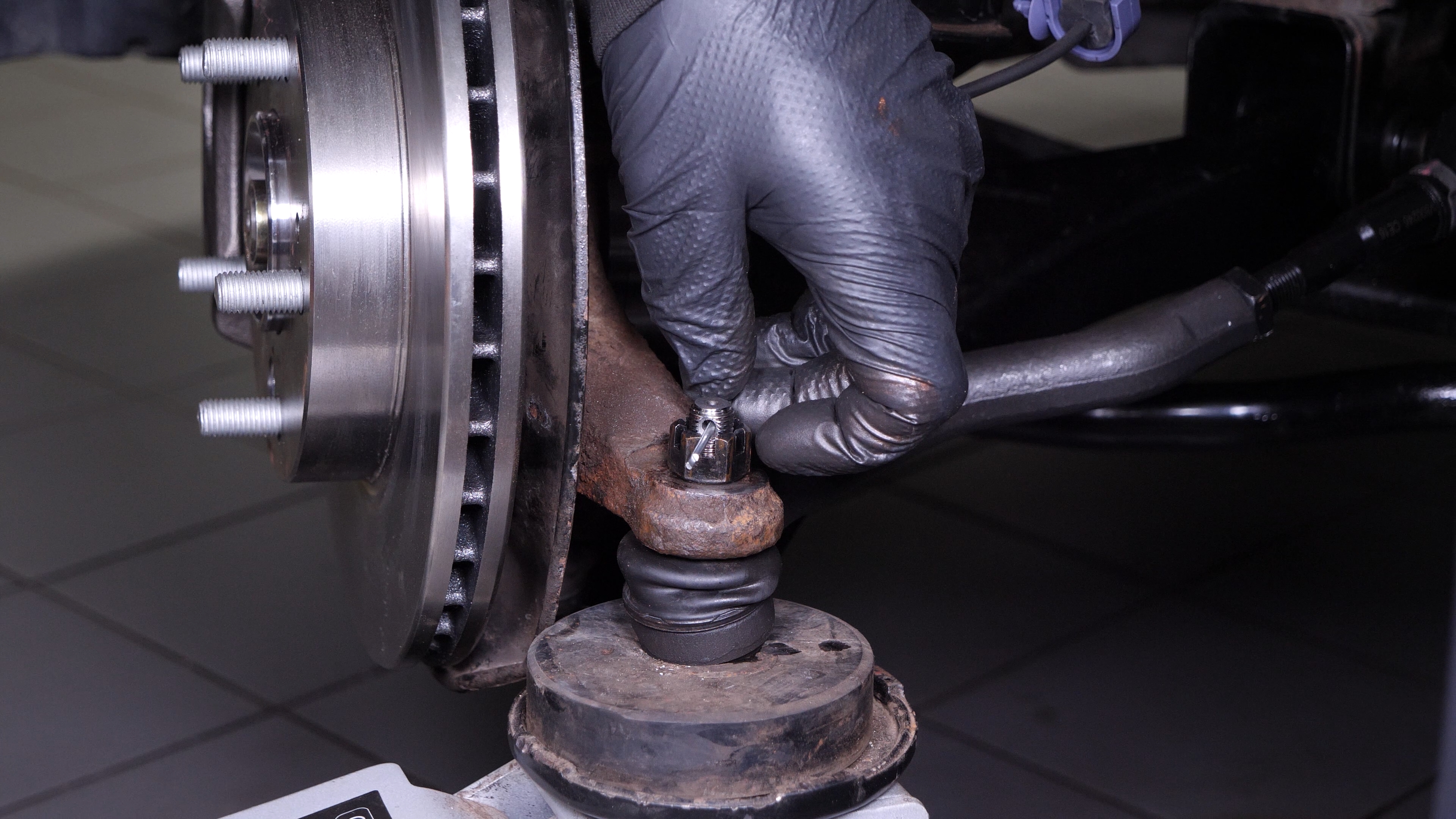 Finalise the tightening of the locknut