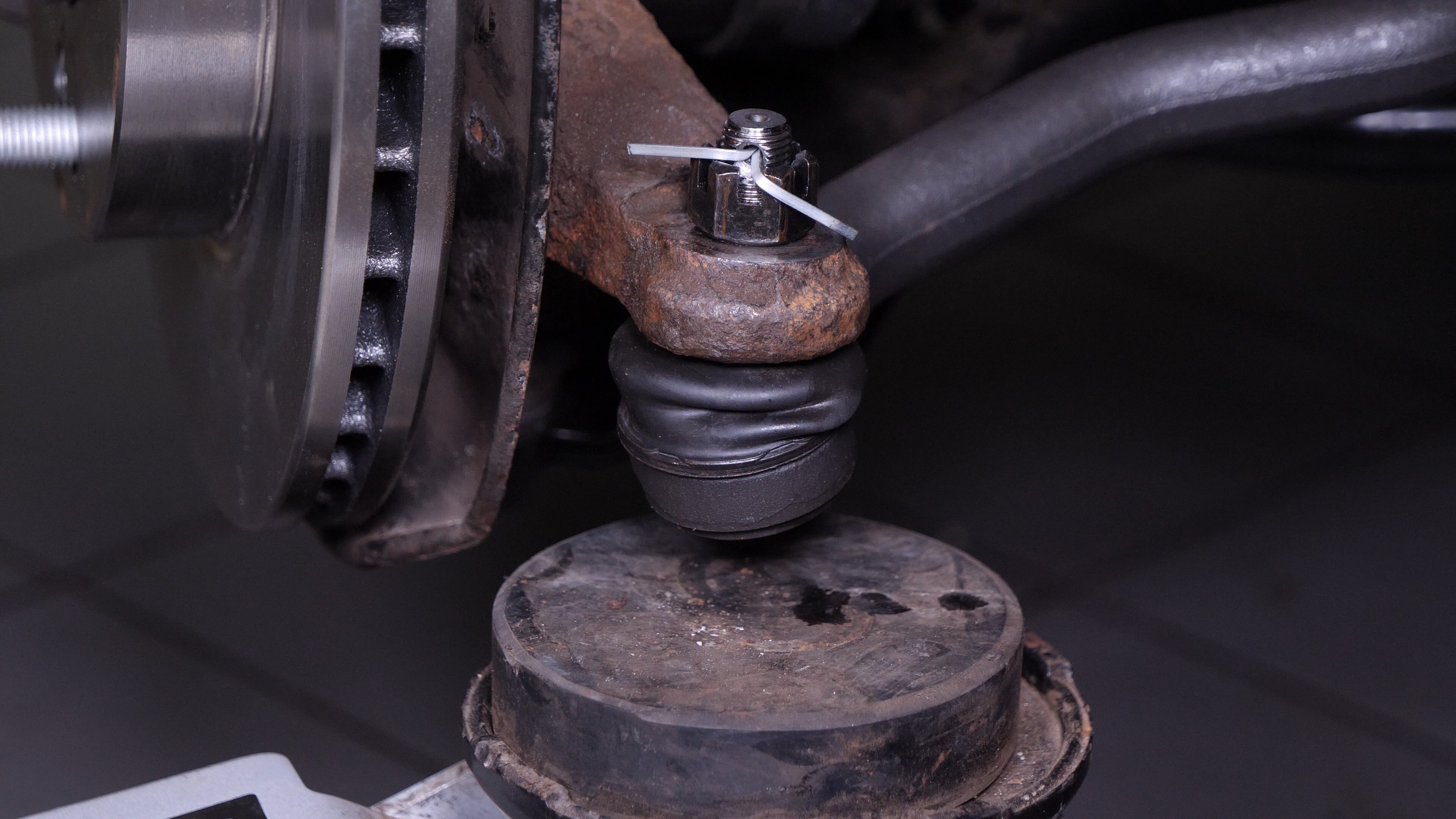 Finalise the tightening of the locknut