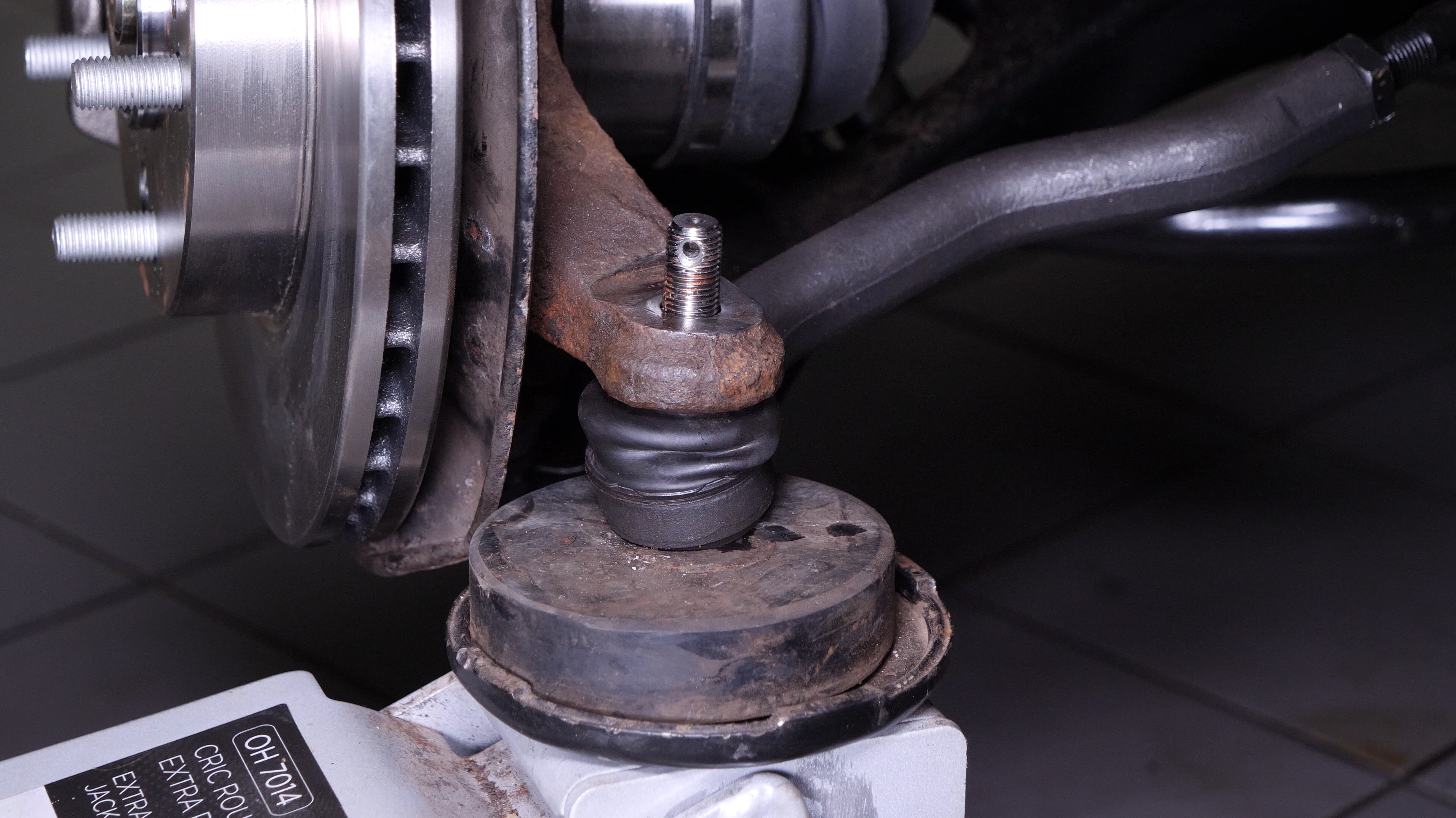 Install the outer tie rod holding nut
