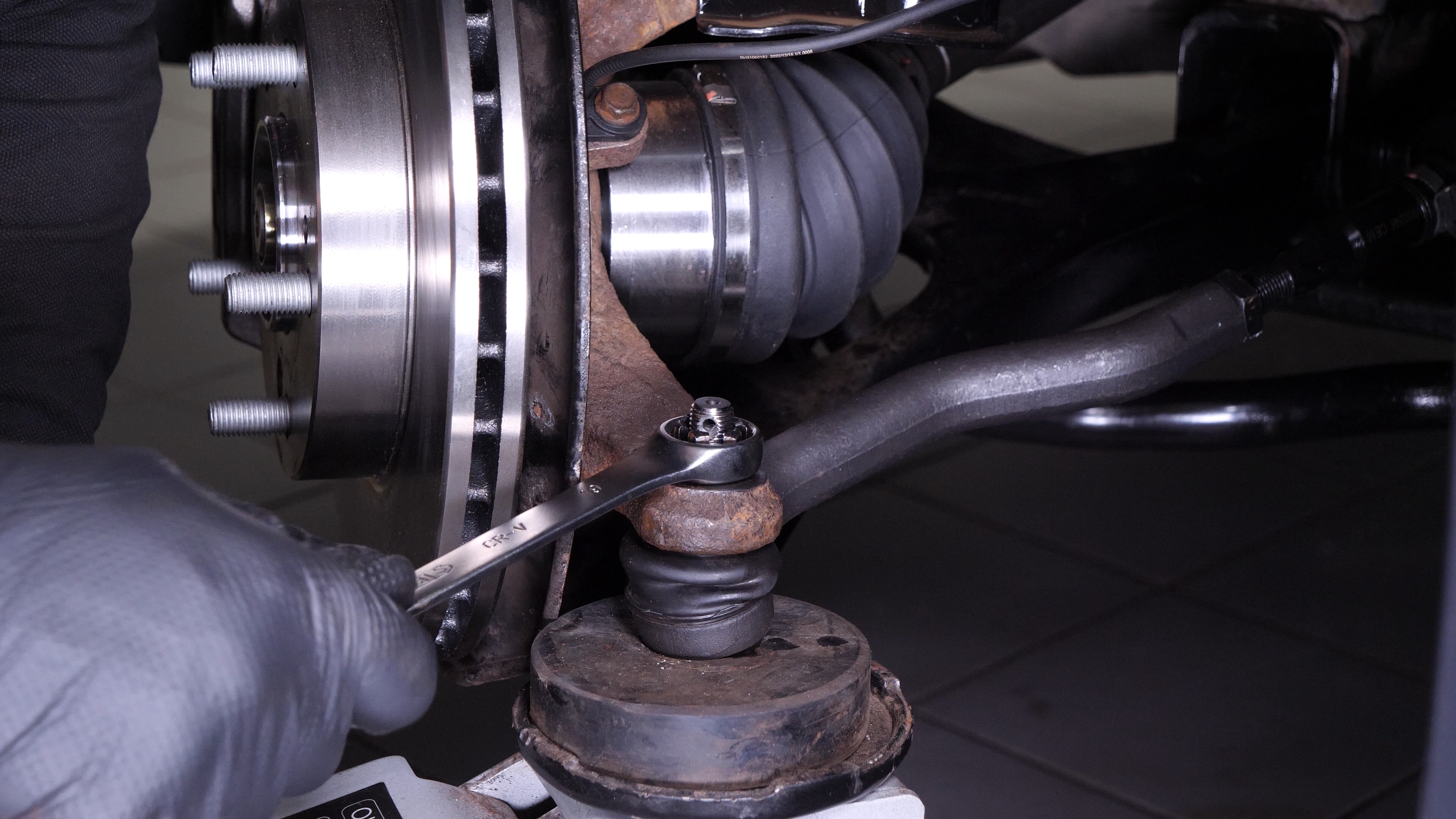 Install the outer tie rod holding nut