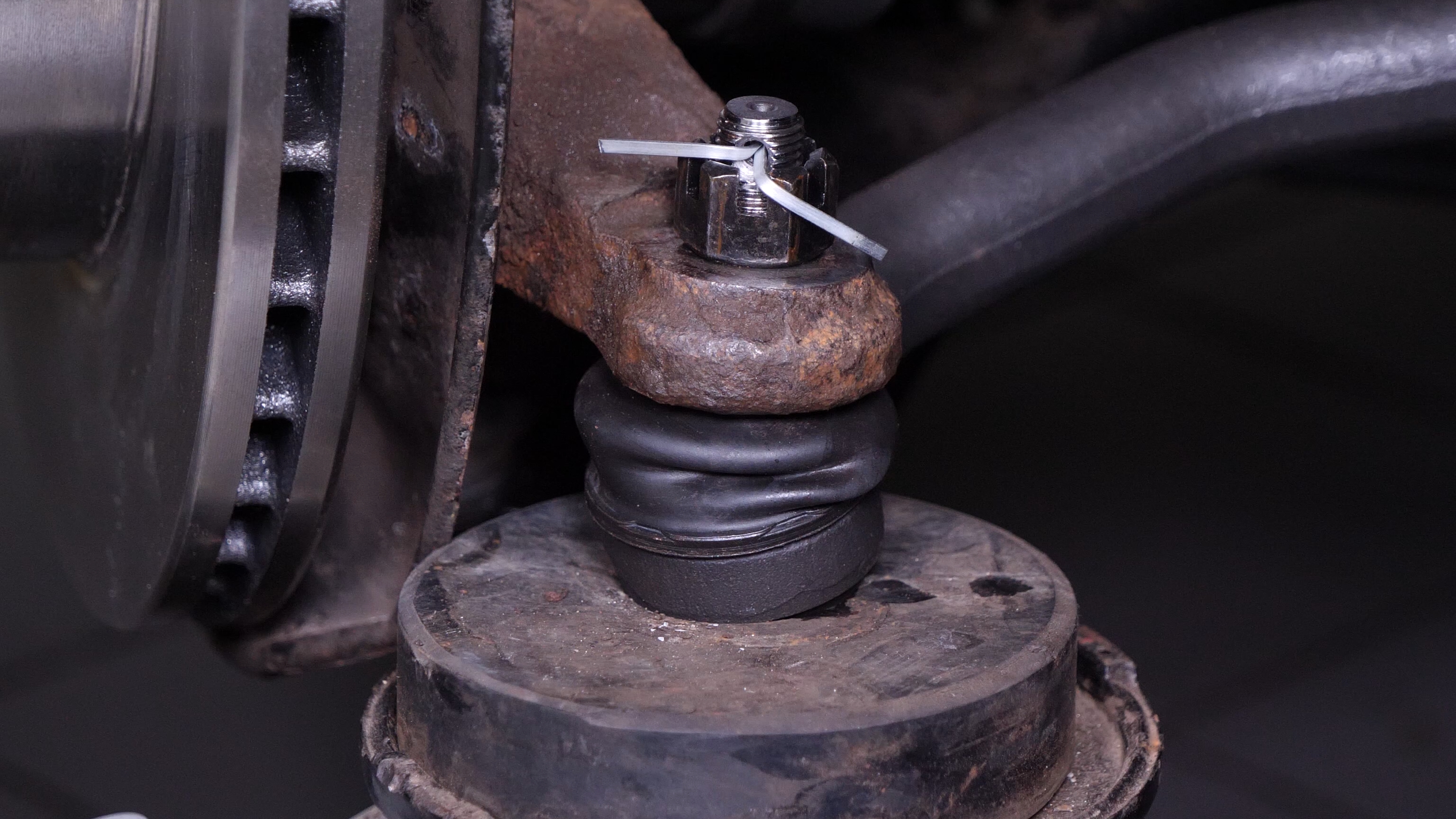 Finalise the tightening of the locknut