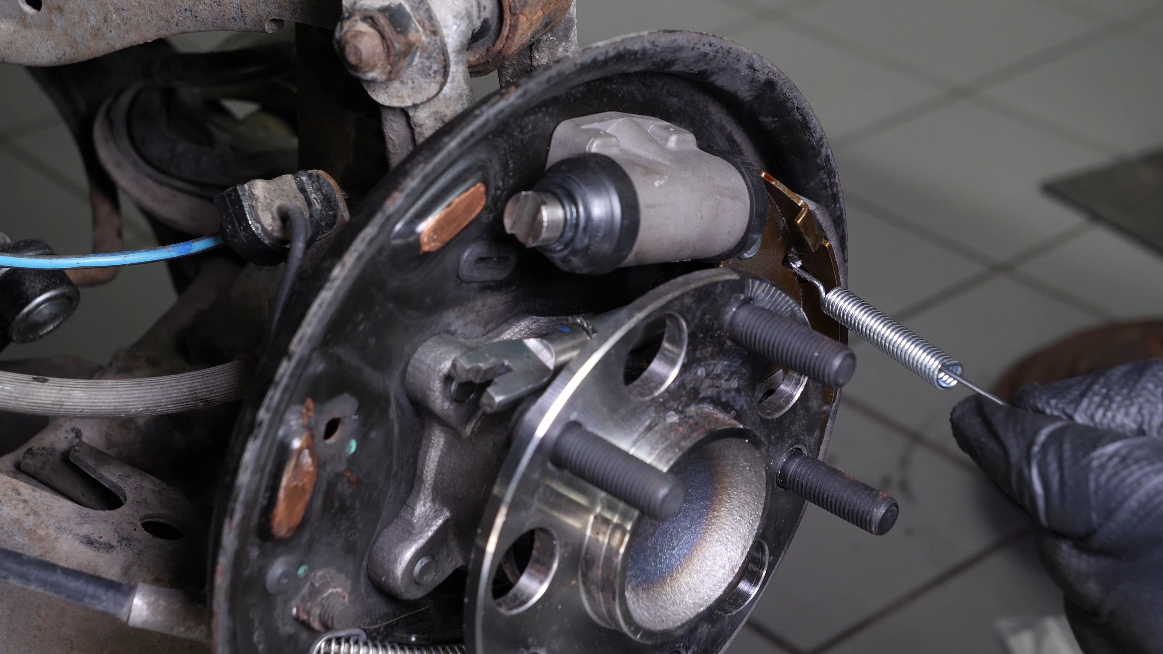 Install the rearward brake shoes