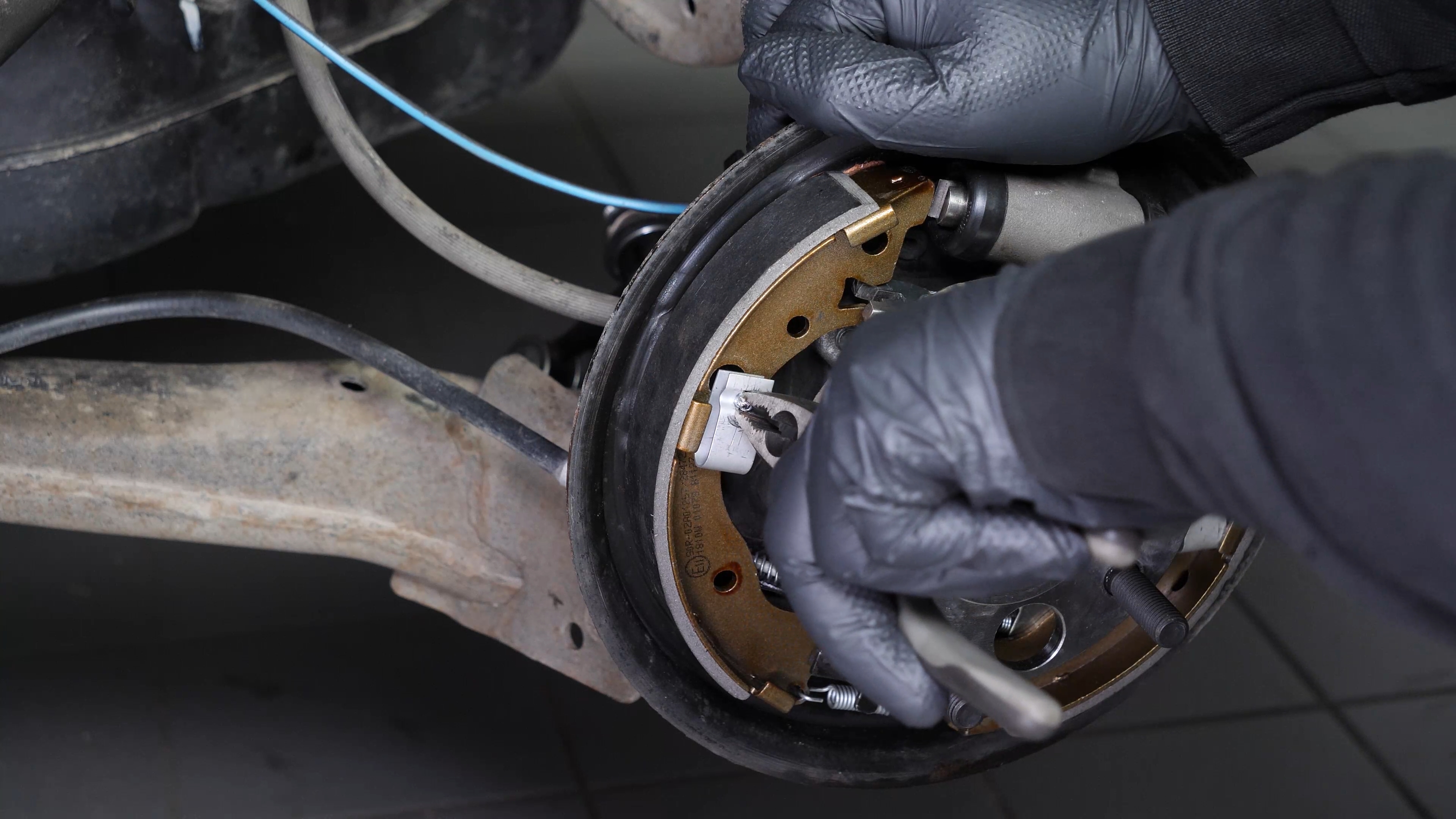 Install the forward brake shoes