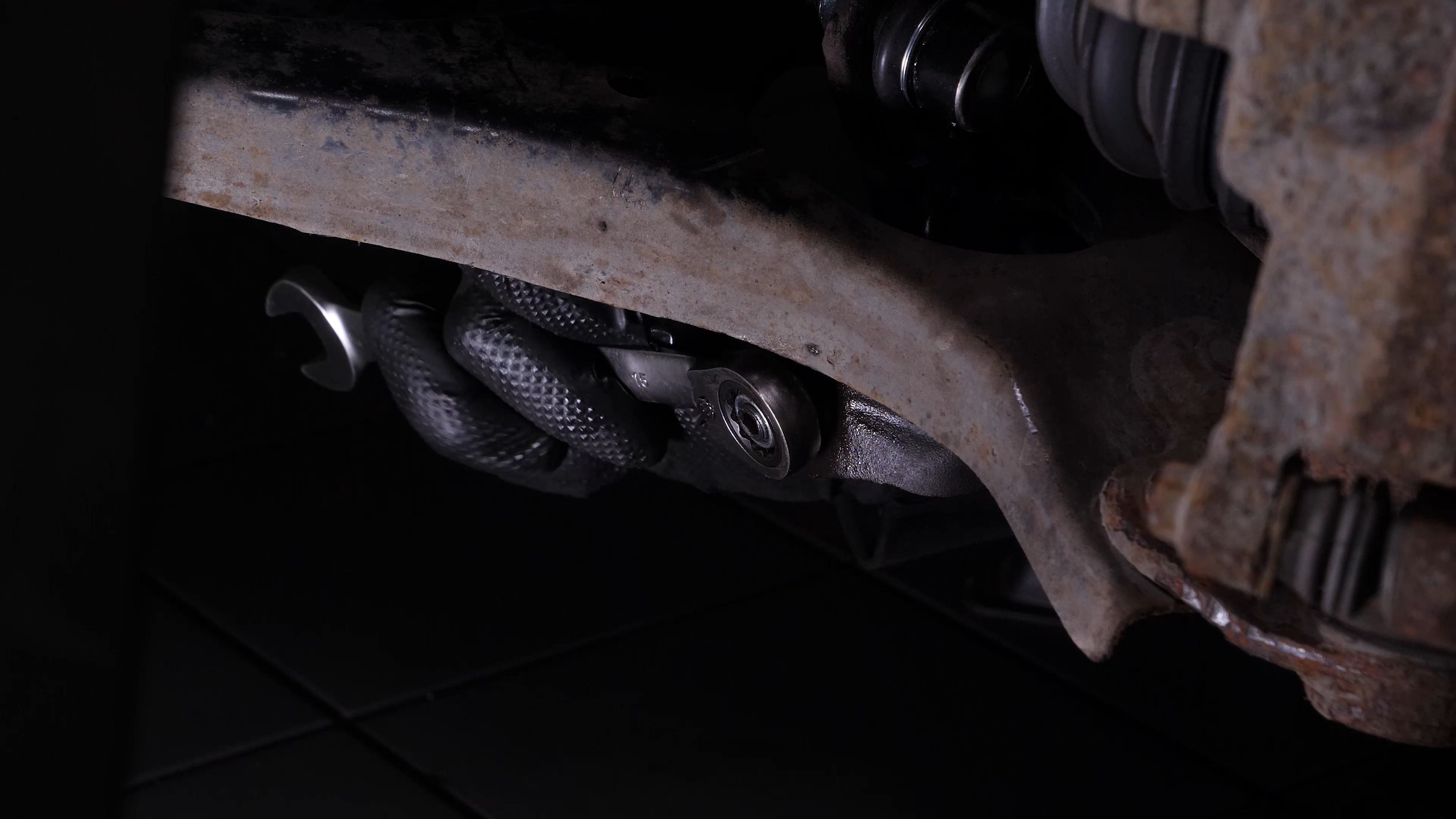 Remove the sway bar end link