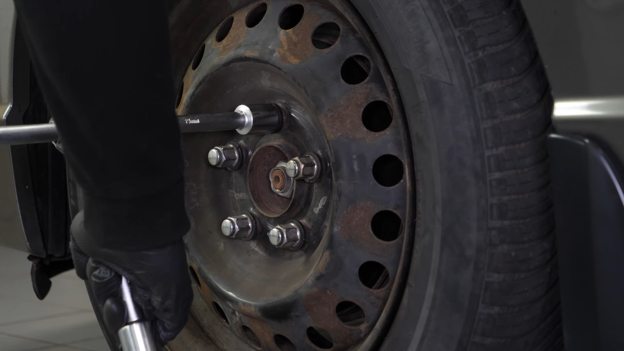 Unscrew the wheel hub nut