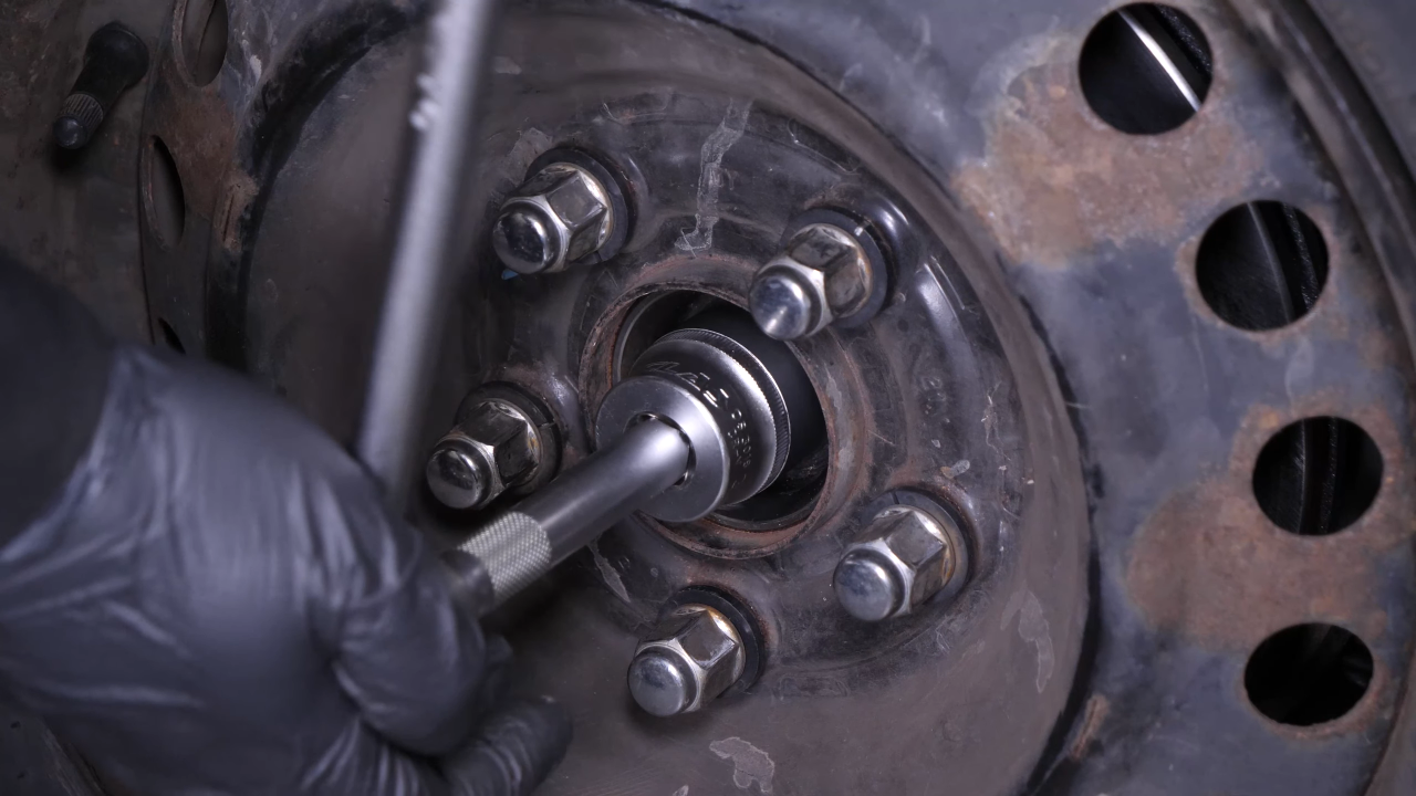 Unscrew the wheel hub nut