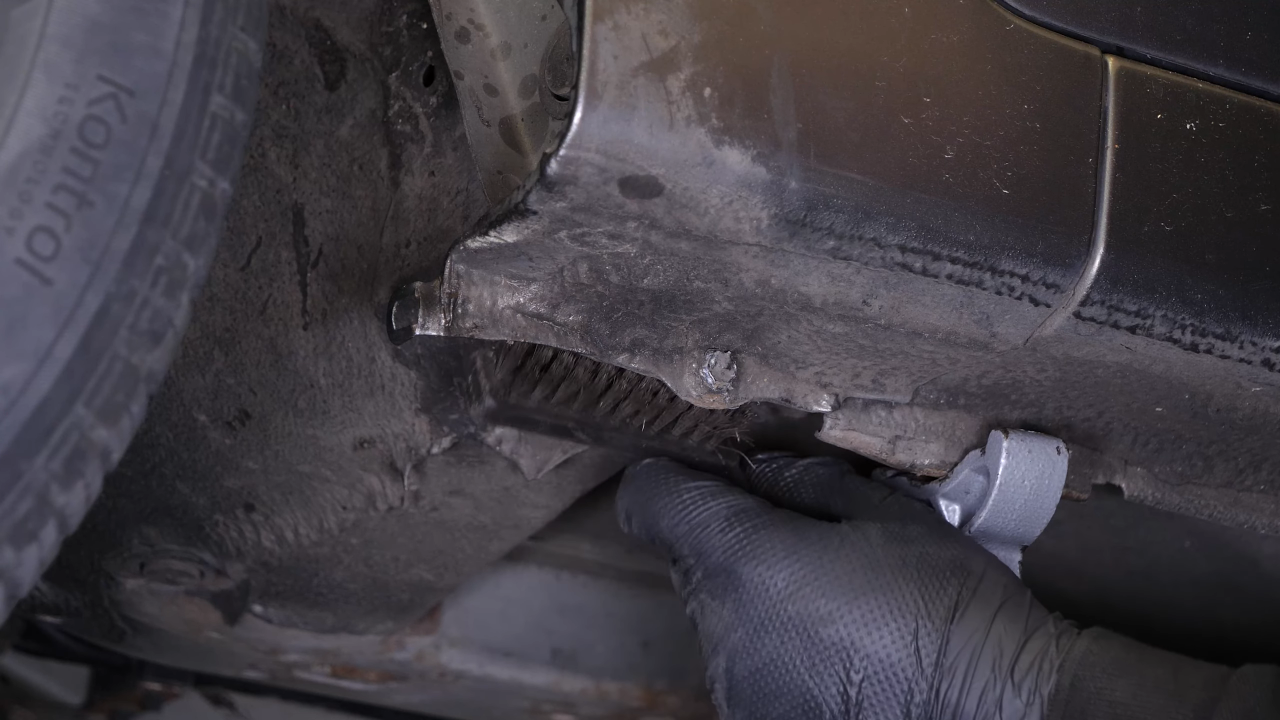Unscrew the screw behind the mudguard
